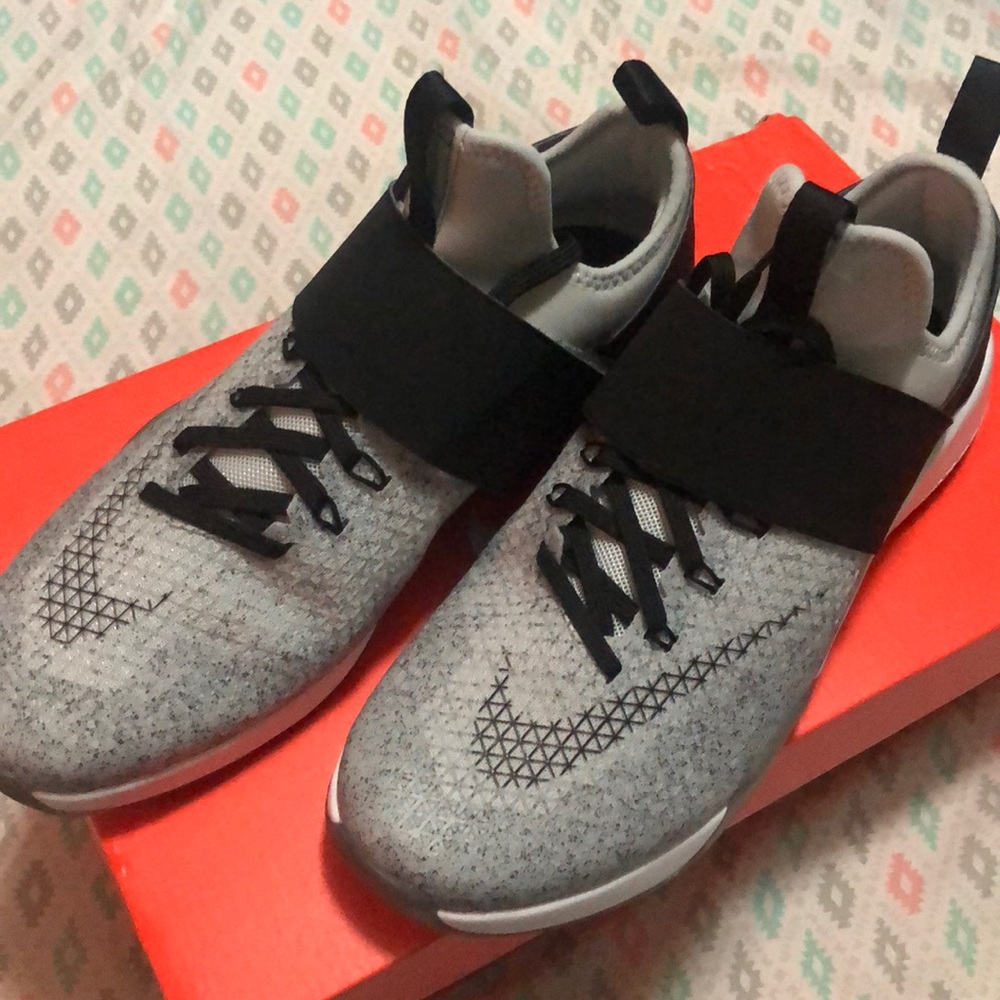 Women’s Nike Air Zoom Strong Size 7